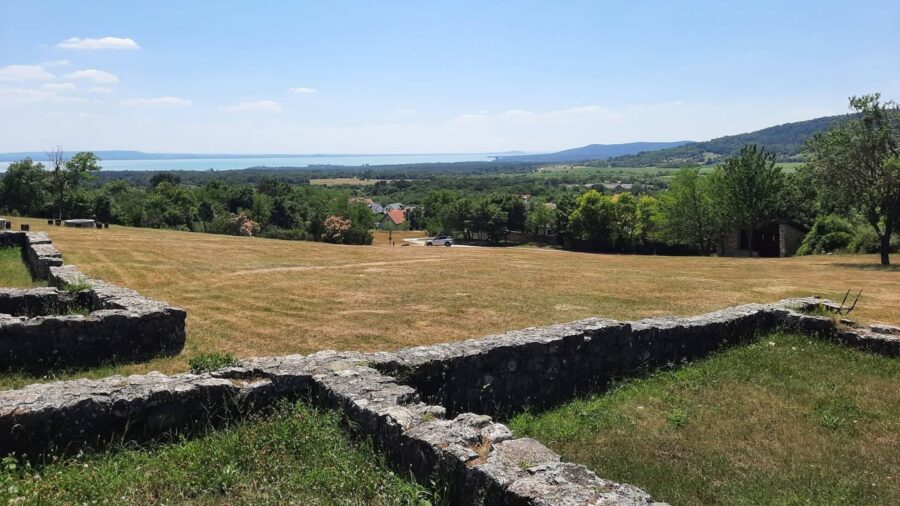 Dörgicse templomromjai: Árpád-kori falak a Balaton-felvidék dombjai között