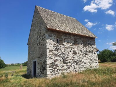 Dörgicse templomromjai: Árpád-kori falak a Balaton-felvidék dombjai között