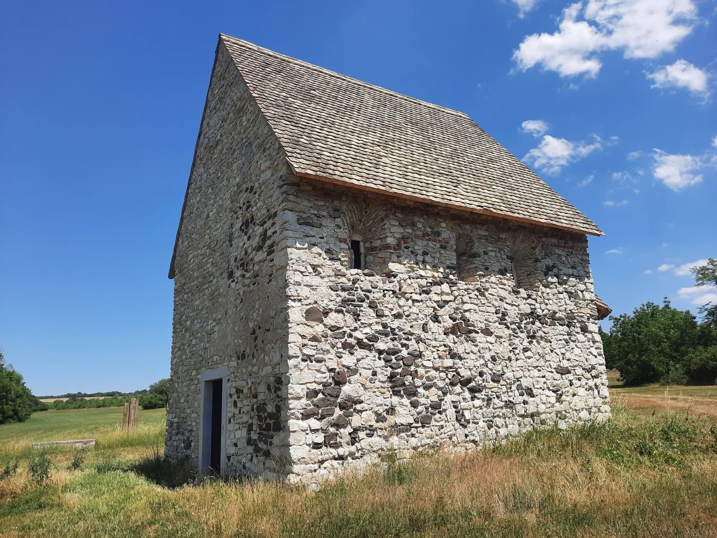 Dörgicse templomromjai: Árpád-kori falak a Balaton-felvidék dombjai között