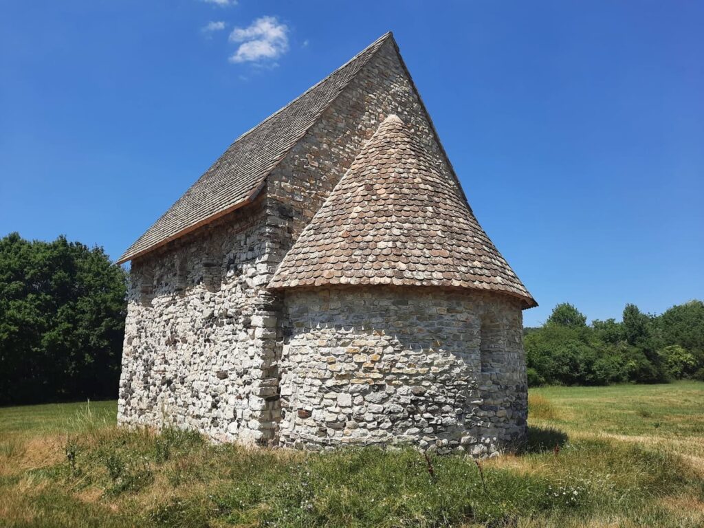 Dörgicse templomromjai: Árpád-kori falak a Balaton-felvidék dombjai között