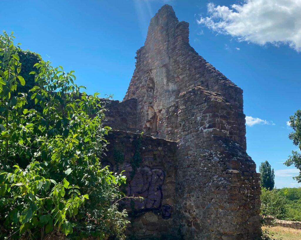 Egy eltűnt falu temploma – az ecséri templomrom története
