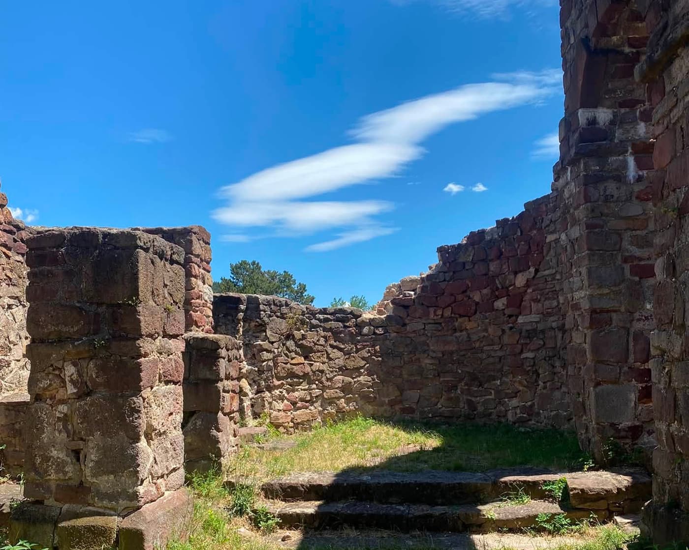 Egy eltűnt falu temploma – az ecséri templomrom története
