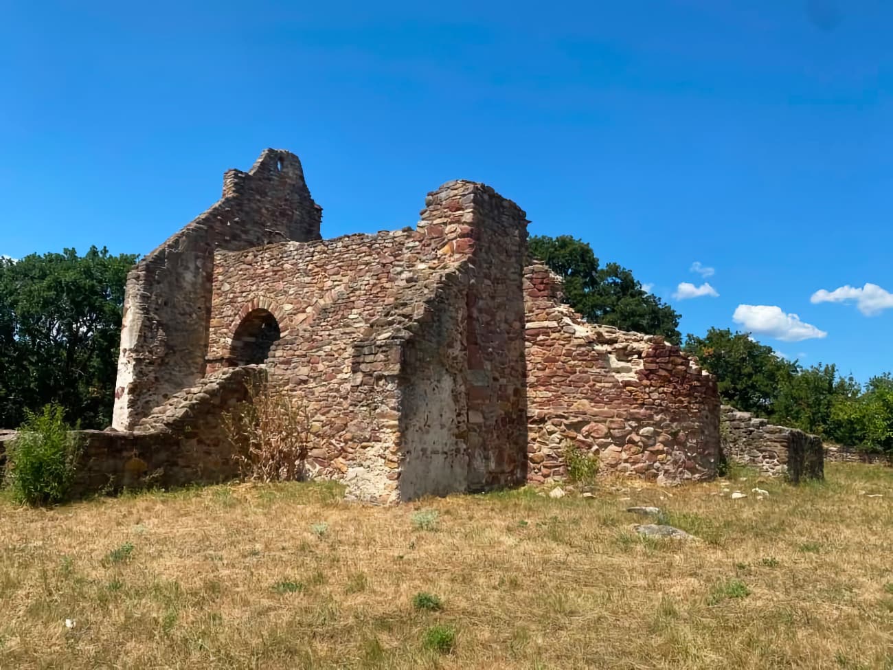 Egy eltűnt falu temploma – az ecséri templomrom története