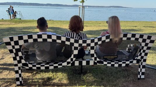 Különleges pad őrzi Fenyő Miklós emlékét Zamárdiban