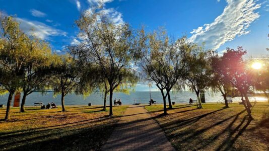 Balatonakarattya, ahol lentről és fentről is más a Balaton
