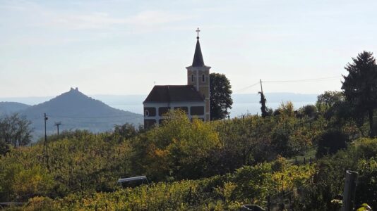 Szent György-hegy – Bazaltorgonák, barokk kápolna és szőlőhegyi panoráma