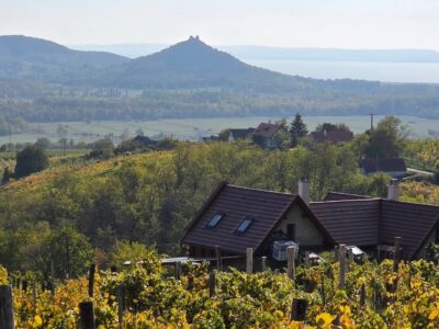 Szent György-hegy – Bazaltorgonák, barokk kápolna és szőlőhegyi panoráma