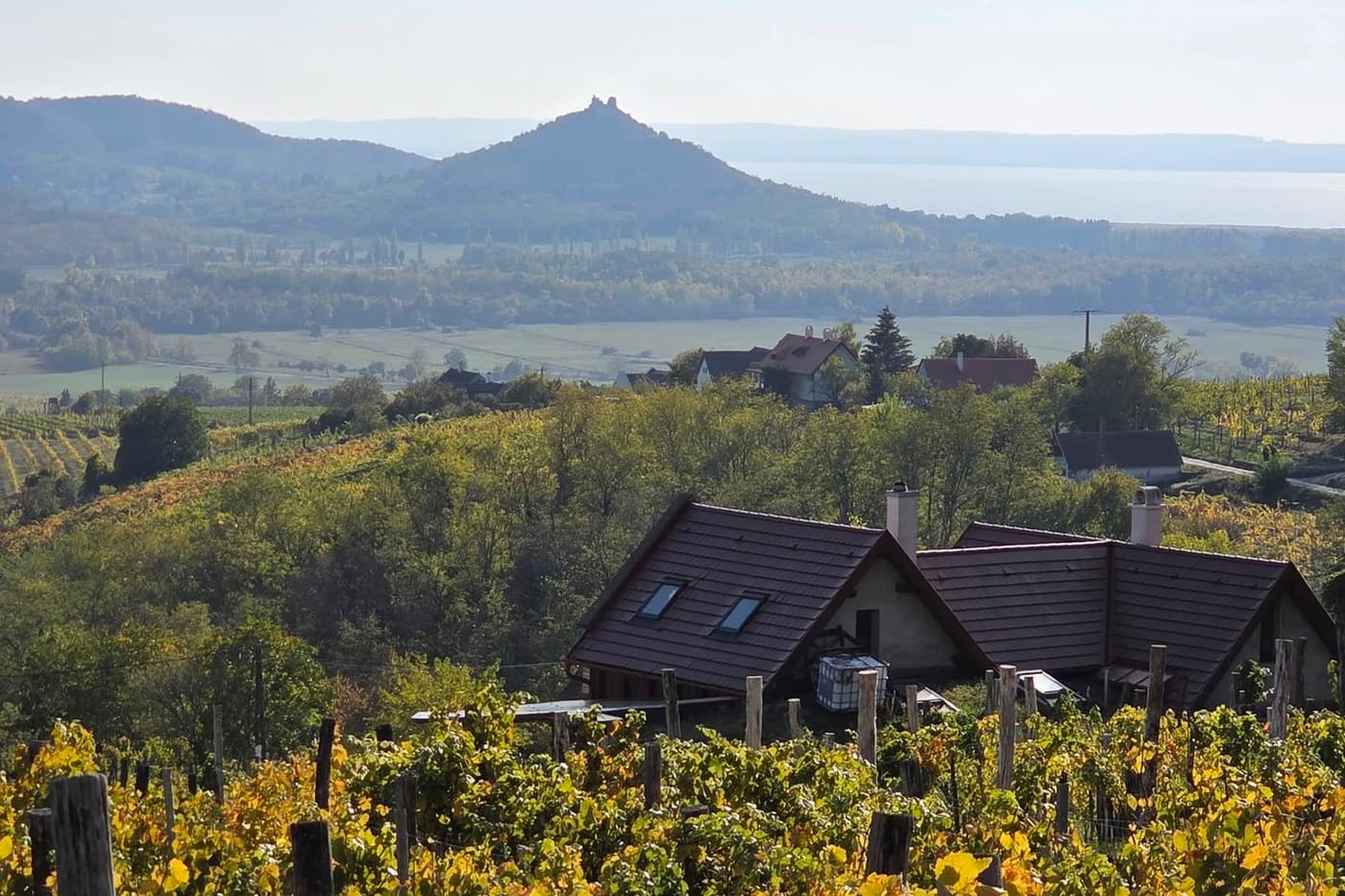 Szent György-hegy – Bazaltorgonák, barokk kápolna és szőlőhegyi panoráma