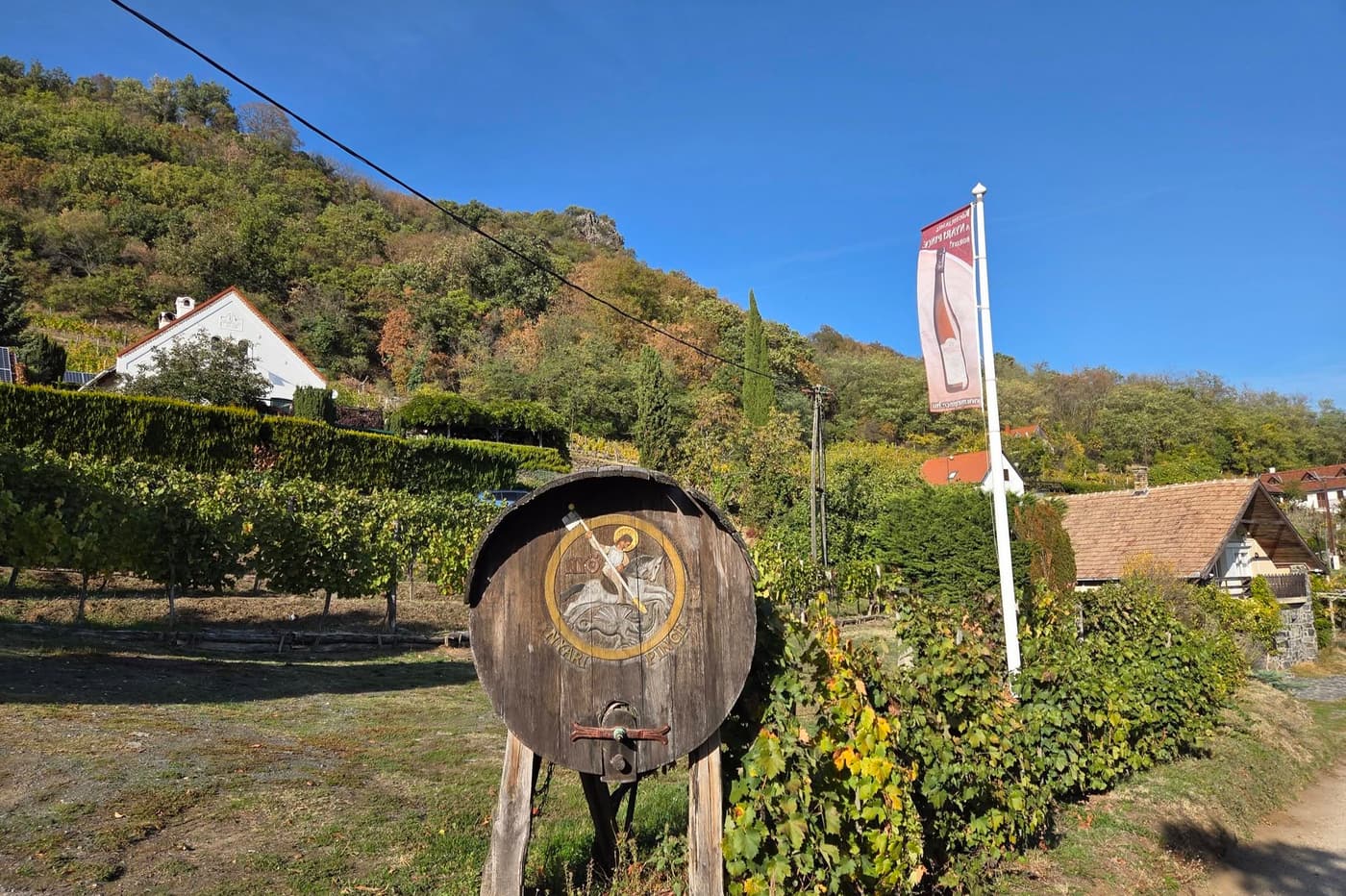 Szent György-hegy – Bazaltorgonák, barokk kápolna és szőlőhegyi panoráma