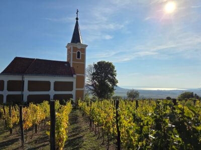 Szent György-hegy – Bazaltorgonák, barokk kápolna és szőlőhegyi panoráma