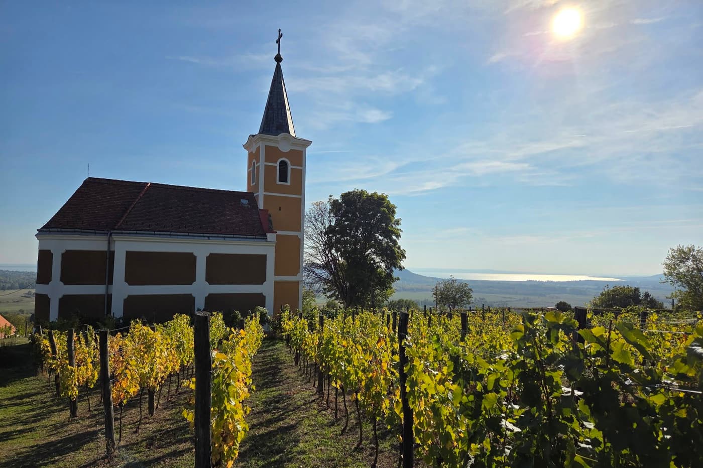 Szent György-hegy – Bazaltorgonák, barokk kápolna és szőlőhegyi panoráma
