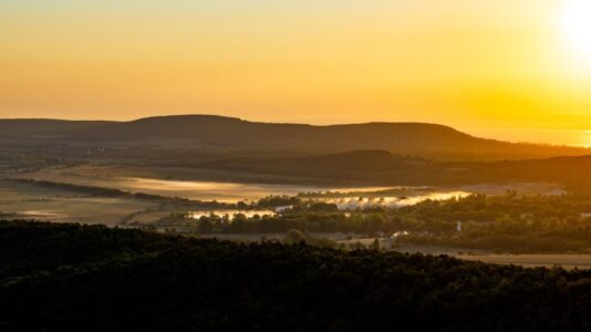 Őszi páratenger a Tóti-hegy alatt – különleges arcát mutatja a Balaton-felvidék