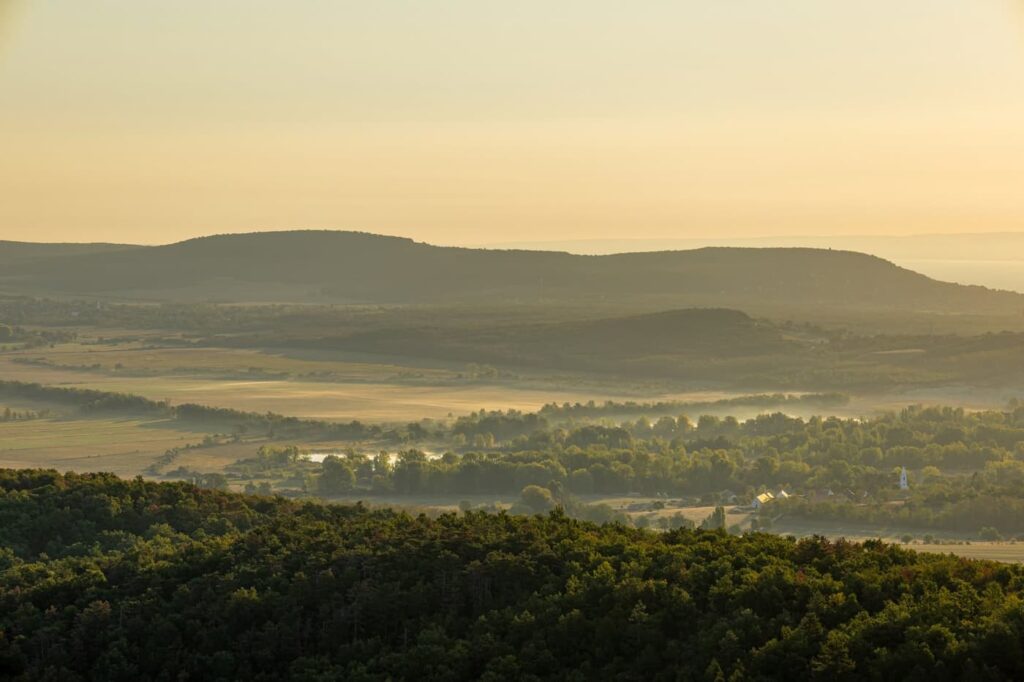 Őszi páratenger a Tóti-hegy alatt – különleges arcát mutatja a Balaton-felvidék