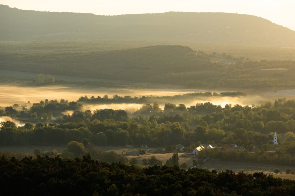 Őszi páratenger a Tóti-hegy alatt – különleges arcát mutatja a Balaton-felvidék