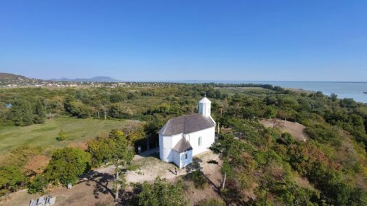 A Balaton egykori szigetén áll a vonyarcvashegyi Szent Mihály-kápolna
