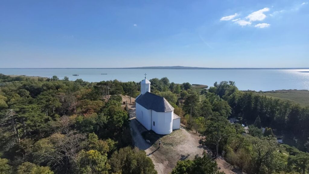A Balaton egykori szigetén áll a vonyarcvashegyi Szent Mihály-kápolna