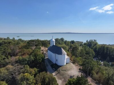 A Balaton egykori szigetén áll a vonyarcvashegyi Szent Mihály-kápolna