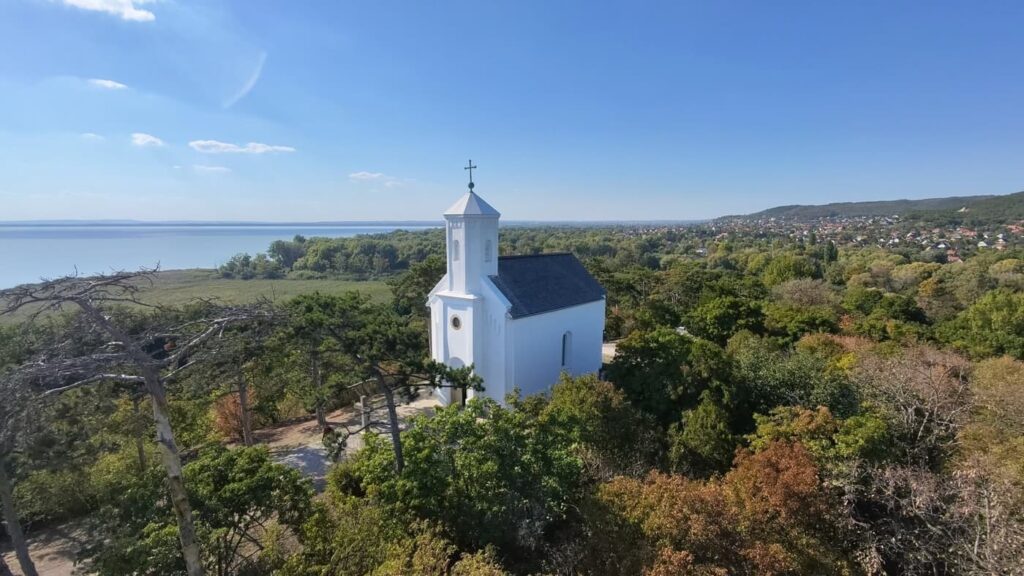A Balaton egykori szigetén áll a vonyarcvashegyi Szent Mihály-kápolna