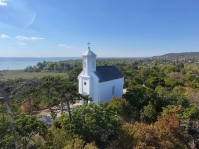 A Balaton egykori szigetén áll a vonyarcvashegyi Szent Mihály-kápolna
